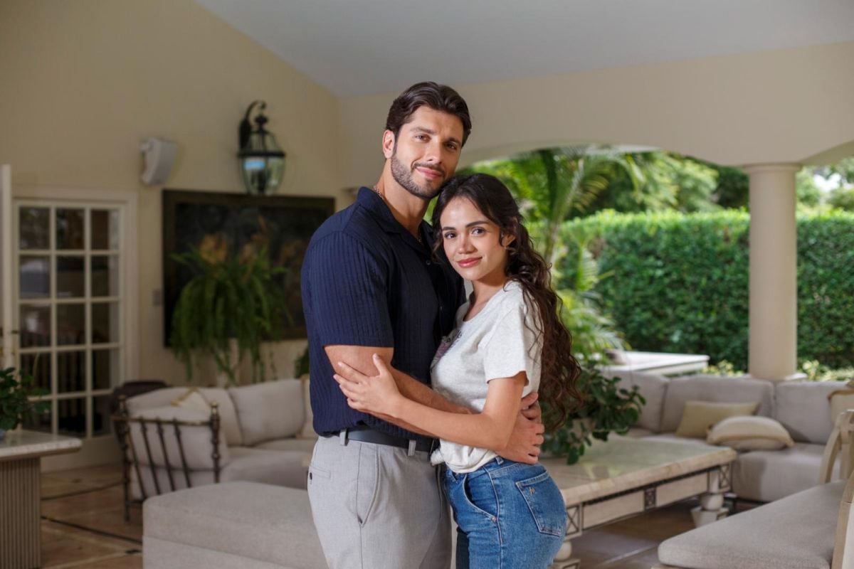 Mayra Goñi y Rodrigo Brand, protagonistas de "Valentina valiente", la nueva ficción de Latina televisión. Se estrenará en marzo. (Foto: César Campos)