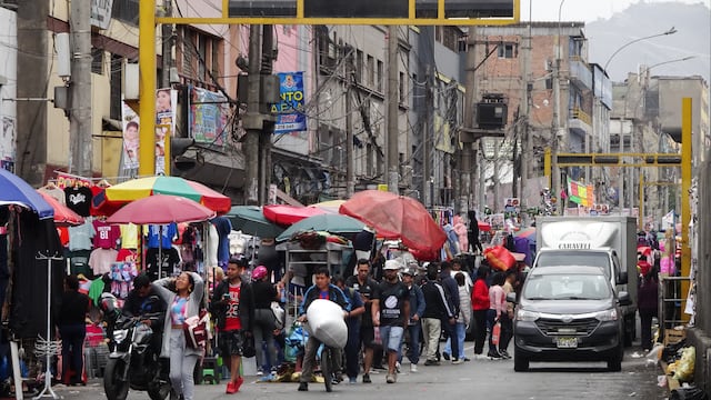 Avenida Aviación es un caos: comerciantes informales son dueños de la vía