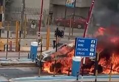 Vehículo se incendia en el peaje de la vía Evitamiento en Santa Anita (VIDEO)