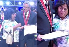 Madre conmueve a San Marcos al recibir diploma de graduación de su hijo fallecido I VIDEO