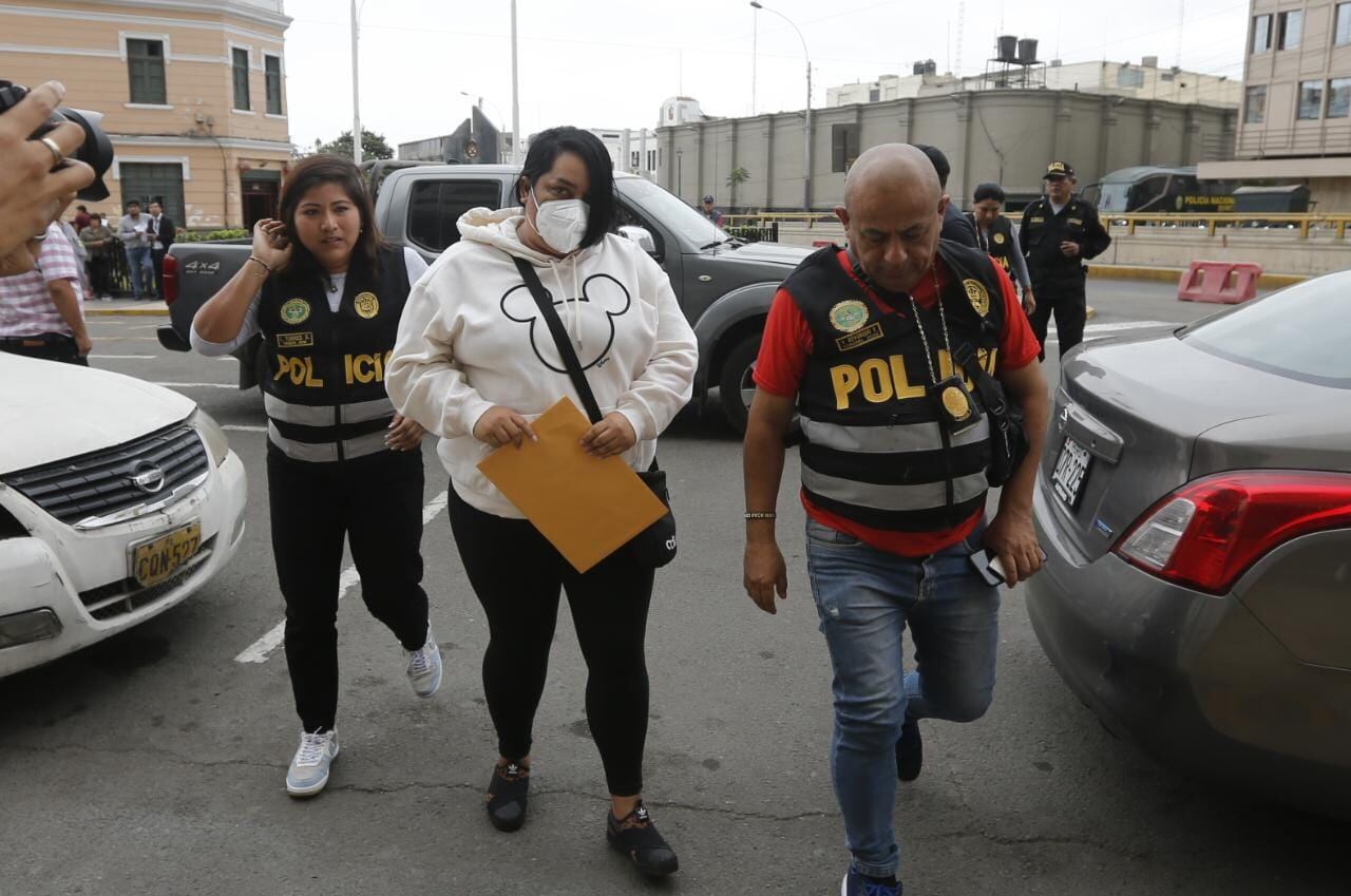 La mamá del delincuente 'Maldito Cris' llega a las oficinas de la Dirincri. Foto: Violeta Ayasta/GEC