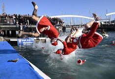 Disfrazados de Papá Noel se lanzan al mar como locos para carrera de natación
