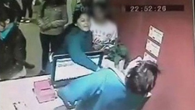 ​Youtube: Madre golpea a empleada del cine porque no dejaron entrar a su hija