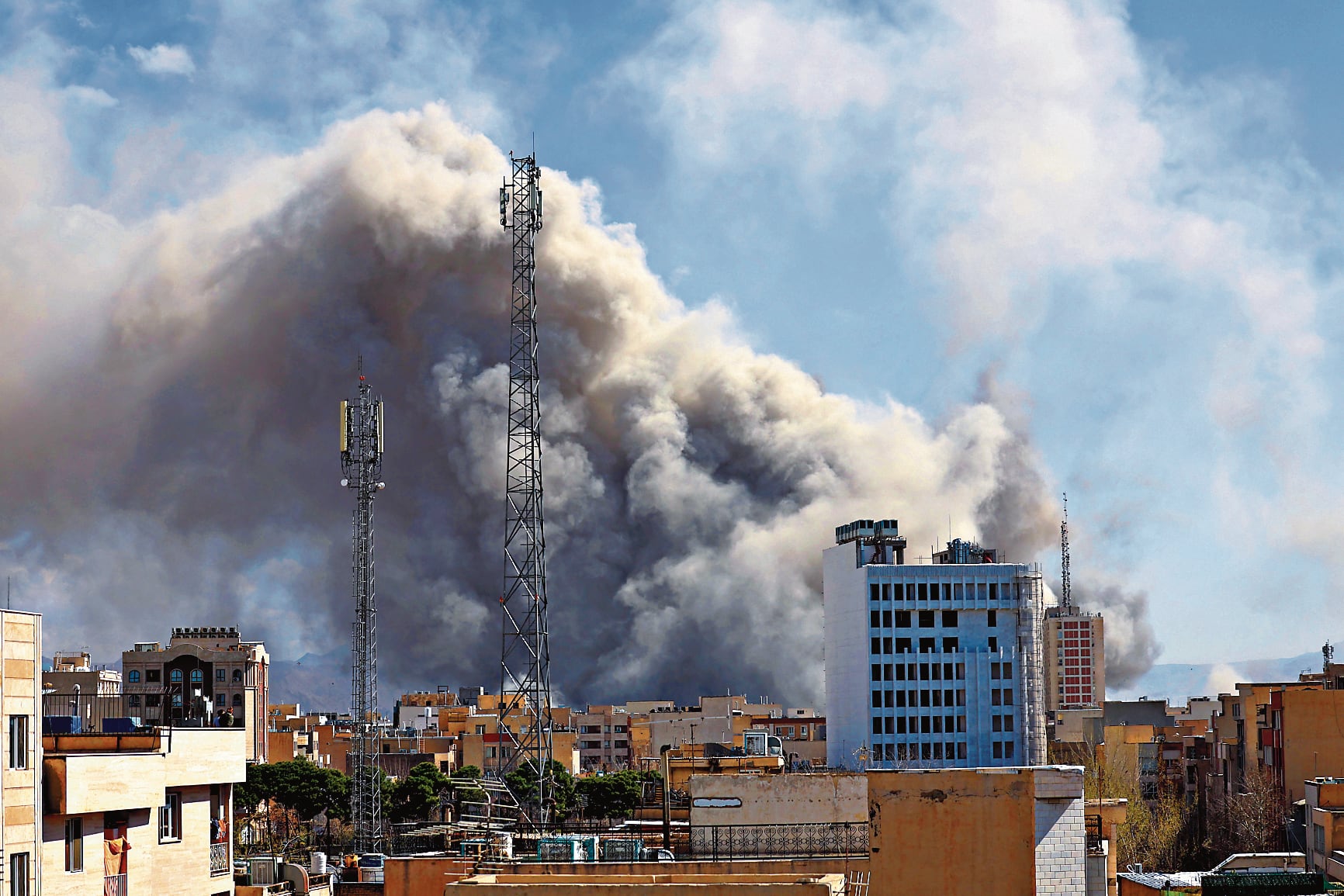Ataque de Israel y Estados Unidos continúan en Teherán, capital de Irán. EFE/EPA/ABEDIN TAHERKENAREH