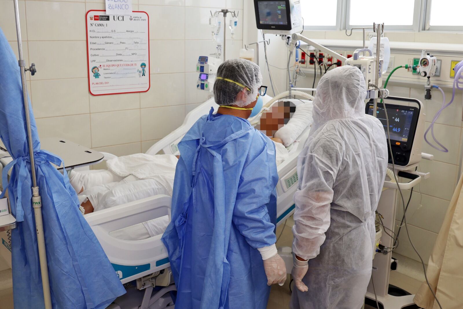 Familiar ingresa a visitar a su paciente en UCI pero previo debe cumplir un protocolo.