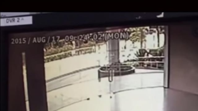 Youtube: 'Fantasma' destroza puerta de vidrio en Singapur y aterra