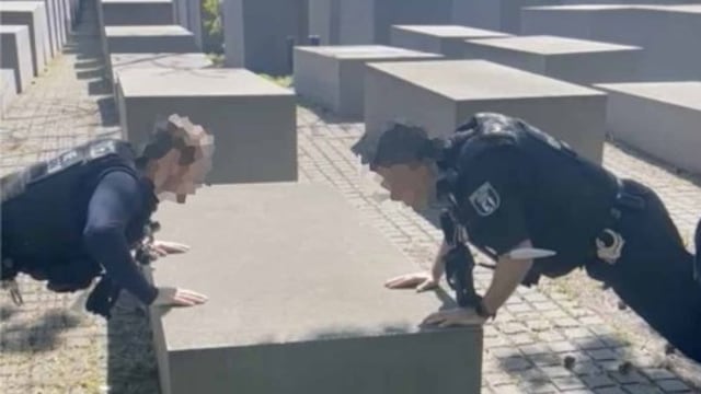 Policías alemanes hacen fitness en Memorial del Holocausto y se graban con celulares