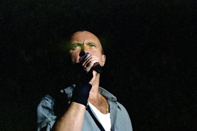 El show se dividió en dos partes; en la primera, interpretaría temas como: ‘Another Day in Paradise’, ‘One More Night’, ‘A Groovy Kind of Love’, ‘We wait and we wonder’, ‘Separate Lives’ y ‘Both Sides of the Story’. Foto: GEC Archivo Histórico