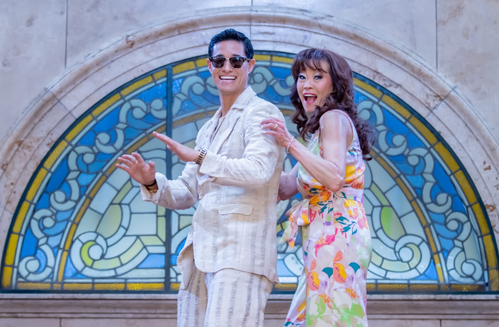 Tony Succar y Mimy Succar presentan el videoclip oficial de “Lo bueno viene ya”, una salsa cargada de esperanza que convierte una historia real de superación en una celebración salsera.