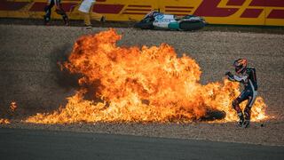 Once pilotos caen en carrera de motos, se origina incendio y de milagro resultan ilesos | VIDEO