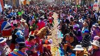 Pobladores y turistas comen exquisita comida a lo largo de 20 cuadras en Puno