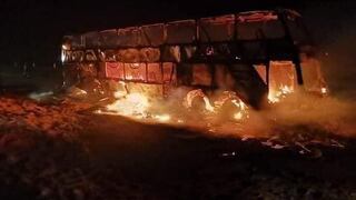 Incendio devoró bus y unos 70 pasajeros salvan de morir calcinados
