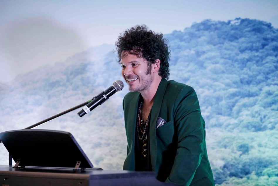 "Yo espero para componer hasta que tenga unas sensaciones de vida e historias muy potentes. Por eso, no he grabado un disco hace seis o siete años, porque pasé por unos momentos de mi vida en los que no sentía que la historia que tenía que contar era valiosa". dice Cabas.