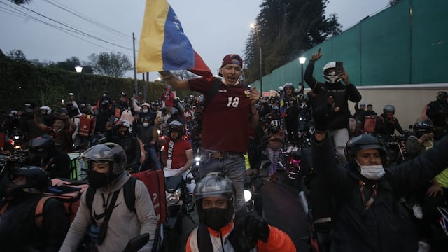 Repartidores venezolanos alientan a su selección fuera del Estadio Nacional | FOTOS