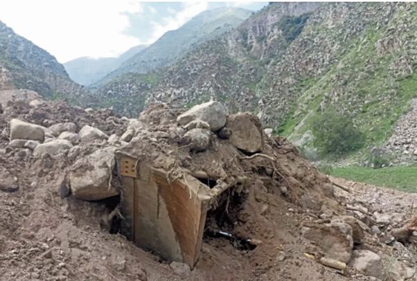 Huaico arrasó también con un tractor y compresora de aire.