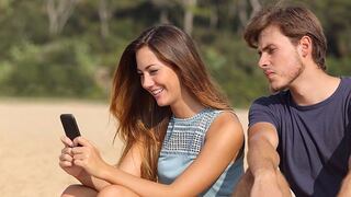 10 razones por las que no debes revisar el celular de tu pareja
