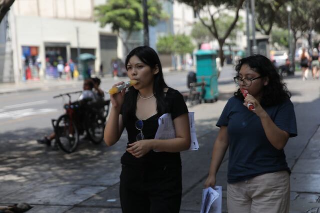 Las personas tratan de hidratarse este domingo. Foto: Anthony Niño de Guzmán/ @photo.gec