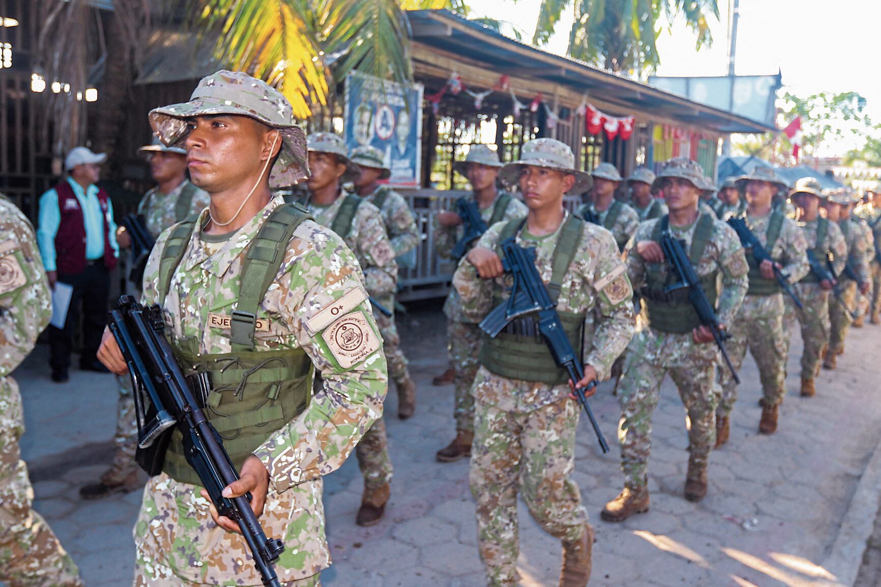 Militares peruanos defienden a Santa Rosa y la patria. (Photo by Jose CERPA / AFP)