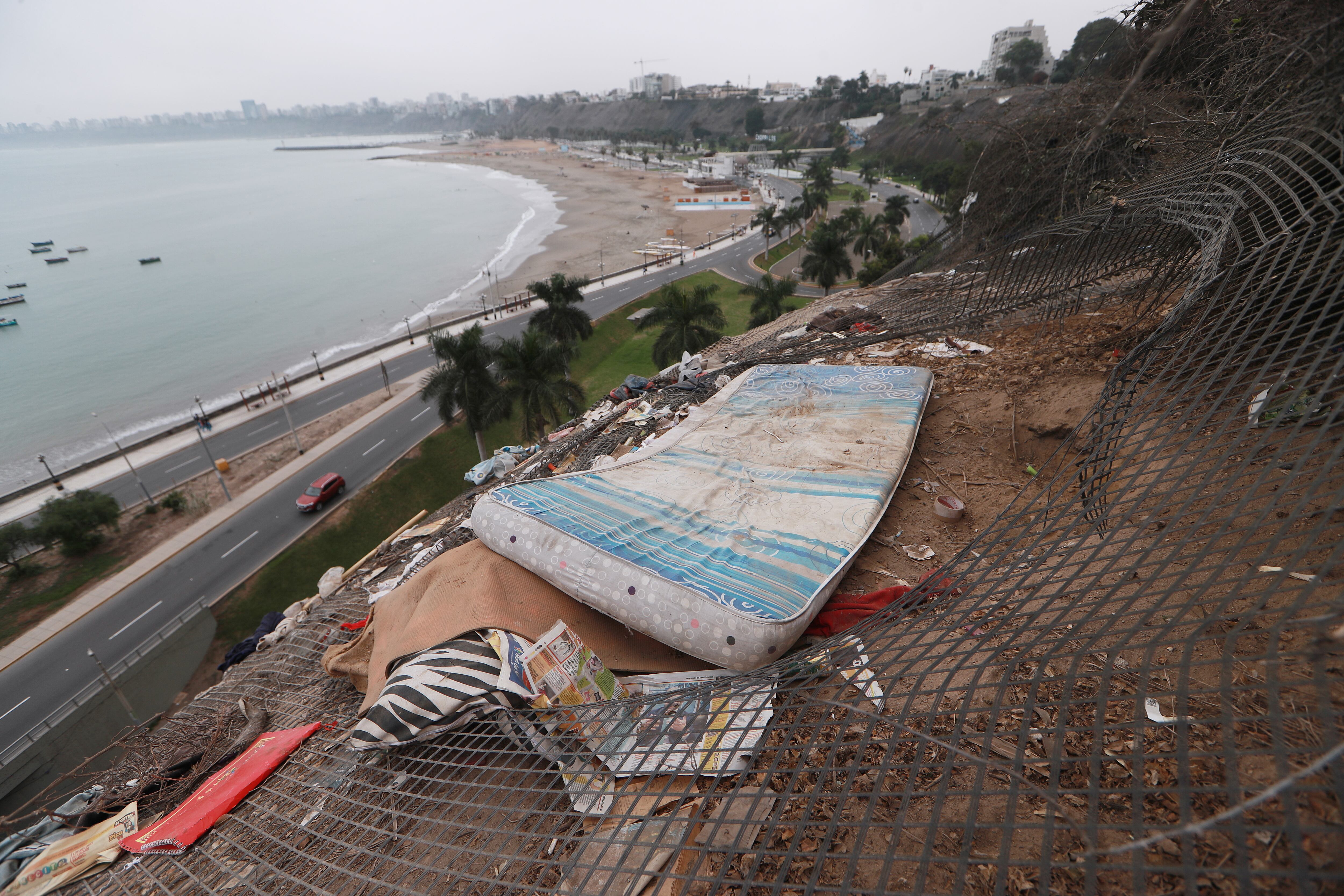 Durante el recorrido, El Comercio evidenció la acumulación de basura en los acantilados. Asimismo, se registraron varios sectores donde los elementos de contención están destruidos o gravemente dañados.
Fotos: Alessandro Currarino/GEC