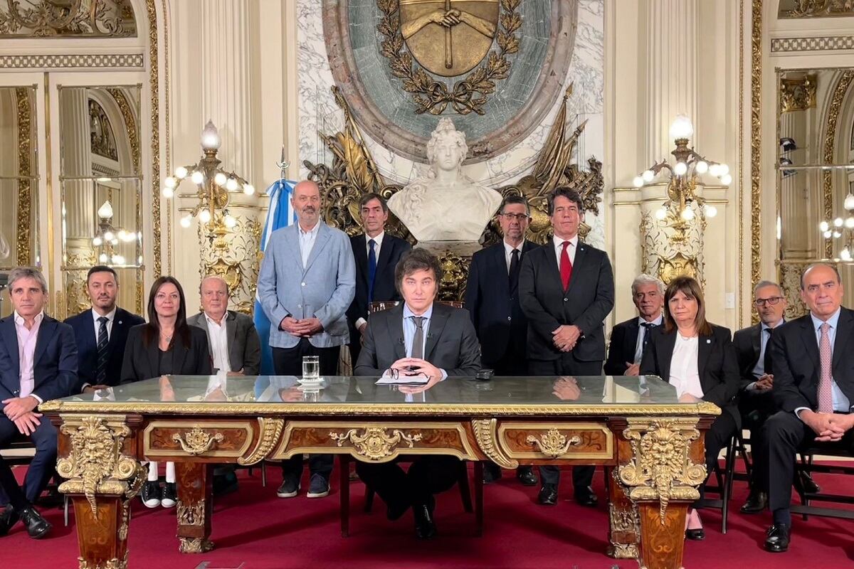 El presidente de Argentina, Javier Milei, durante un mensaje a la nación en el Congreso argentino junto a sus ministros, el 20 de diciembre de 2023. (Foto de Twitter/X @JMilei)