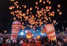 Linternas celestiales son lanzadas al cielo con mensajes de buenos deseos