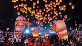 Linternas celestiales son lanzadas al cielo con mensajes de buenos deseos