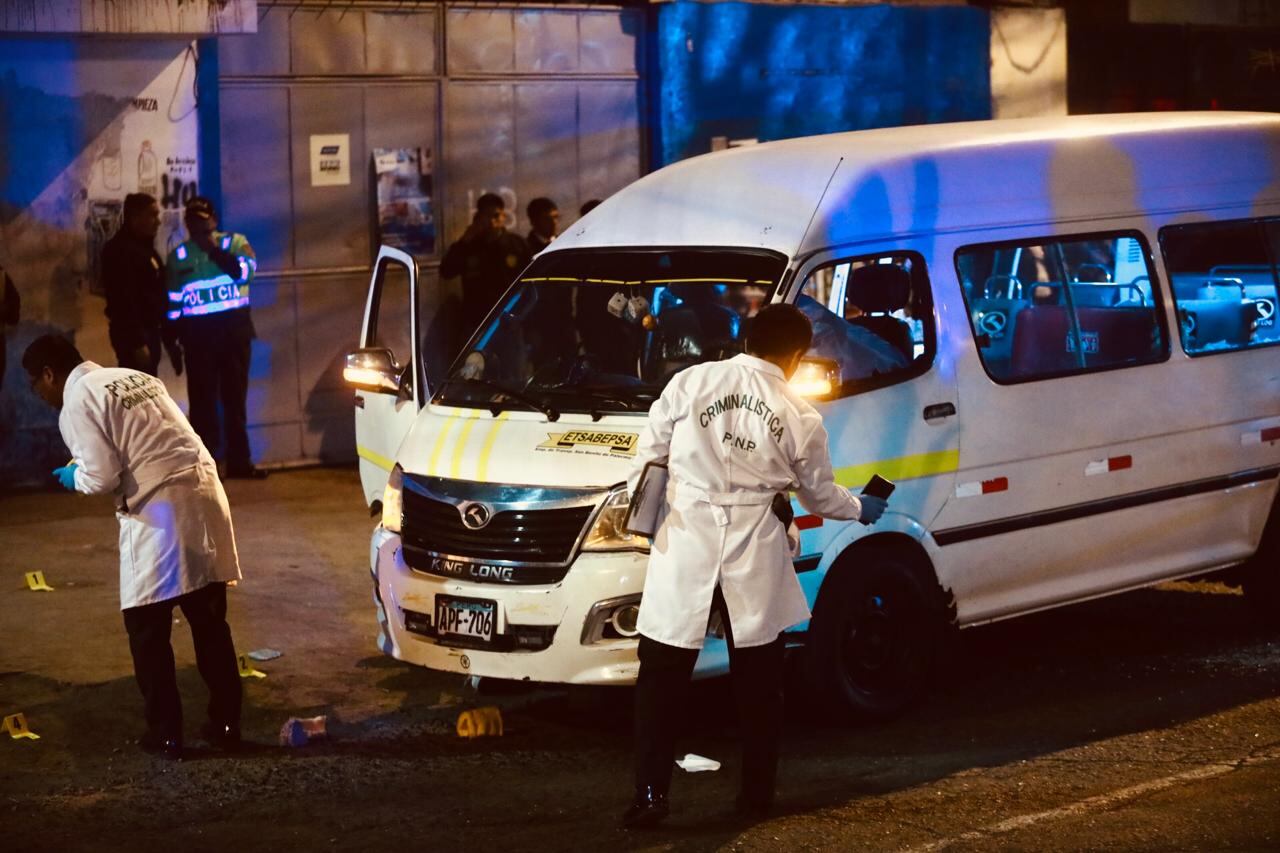 Un sicario se hizo pasar como pasajero, subió a una combi y desató un tiroteo que dejó cuatro muertos, entre ellos el conductor de nacionalidad venezolana. (Fotos: César Grados @photo.gec)
