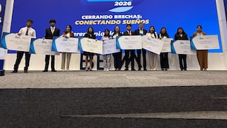 Diez hijos de emprendedores reciben becas para estudiar una carrera profesional