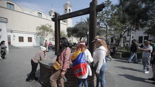 Venezolanos rezan a Santa Rosa