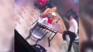 Joven es abandonada por su novio en una pizzería cuando dos ladrones ingresan a robar | VIDEO
