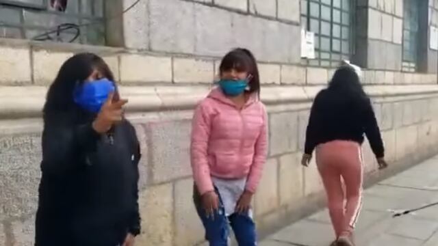 Mujeres ebrias insultan y se burlan de agentes policiales tras incumplir la cuarentena | VIDEO