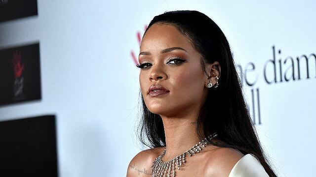 Mira a Rihanna caminar con un sexy vestido transparente en Nueva York [FOTOS]