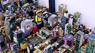 Manhattan, famoso barrio de Nueva York, es construido a escala con restos de computadora | VIDEO