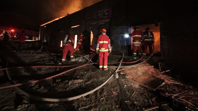 Incendio en Parque Industrial de Villa El Salvador 