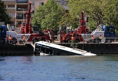 Susto en París: Bus cae al río Sena y todos los pasajeros son rescatados vivos