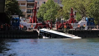 Susto en París: Bus cae al río Sena y todos los pasajeros son rescatados vivos