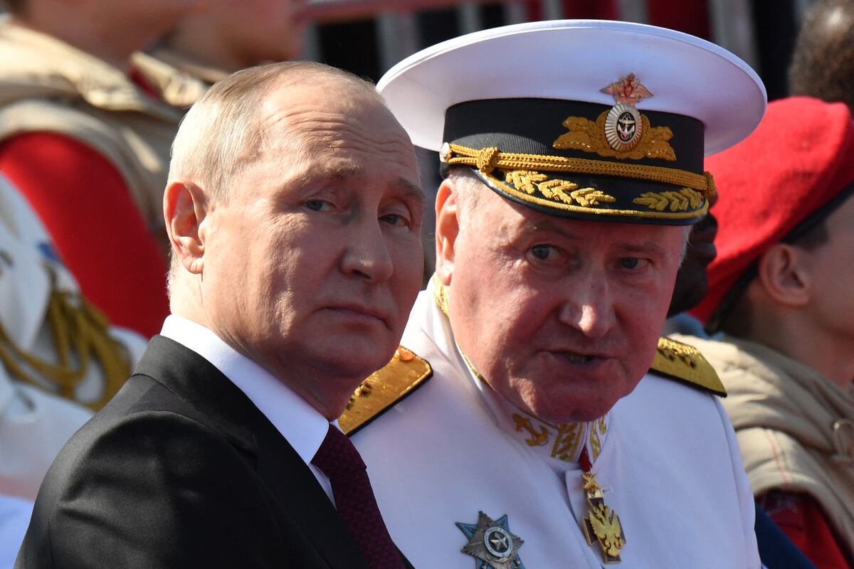El presidente ruso, Vladimir Putin, acompañado por el comandante en jefe de la Armada rusa, el almirante Nikolai Yevmenov. (Foto de AFP)
