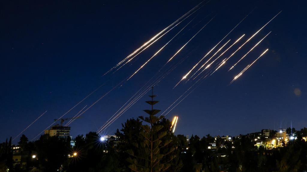Irán "lanzará la mayor lluvia de misiles de la historia”, advierte a países que lo agredan.