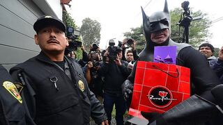 PPK: Curioso 'Batman' lo visita y le lleva este regalo tras el triunfo [FOTOS]