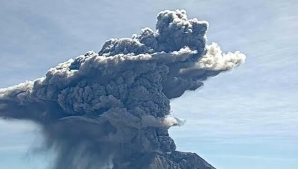 Volcán Ubinas en erupción