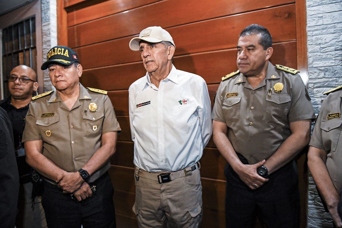 “Intervinieron un venezolano y le proporcionó una maleta que tenía una granada tipo piña. Eso ha sido lo que ha causado las heridas de los policías”, dijo el ministro.