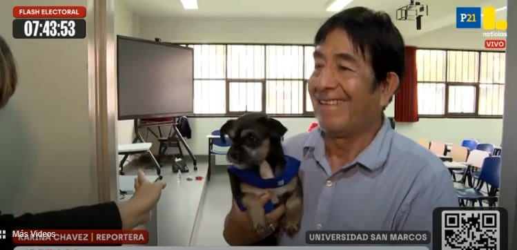 Perrito acompaña a miembro de mesa