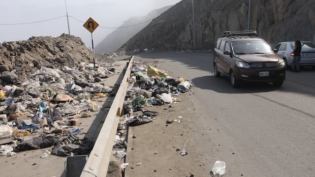 Pasamayito: vía se llena de basura y desmonte