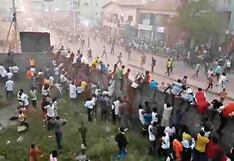 Mueren decenas en partido de fútbol cuando Policía lanza gases lacrimógenos