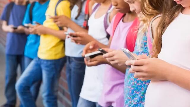 Ya no podrán usar celulares en las escuelas porque distraen a los estudiantes
