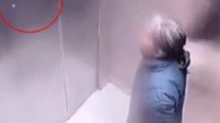 “Ella es malvada”: Anciana es captada escupiendo dentro de ascensor