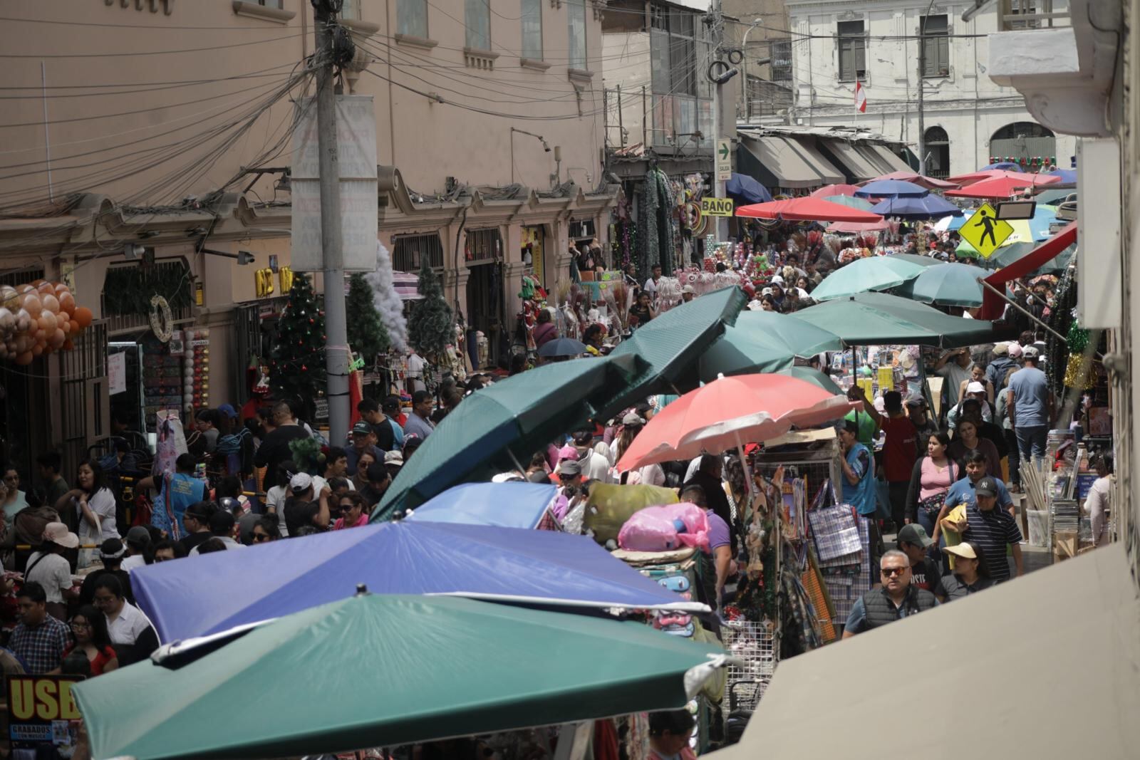 Las calles de Mesa Redonda lucen repletas de vendedores informales durante la campaña navideña.