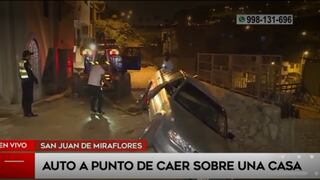 San Juan de Miraflores: vehículo quedó en pendiente y estuvo a punto de caer sobre viviendas 