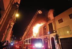 Fuego deja en la calle a 16 familias