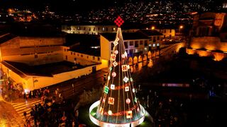 Encienden árbol navideño de 20 metros de alto en Cusco